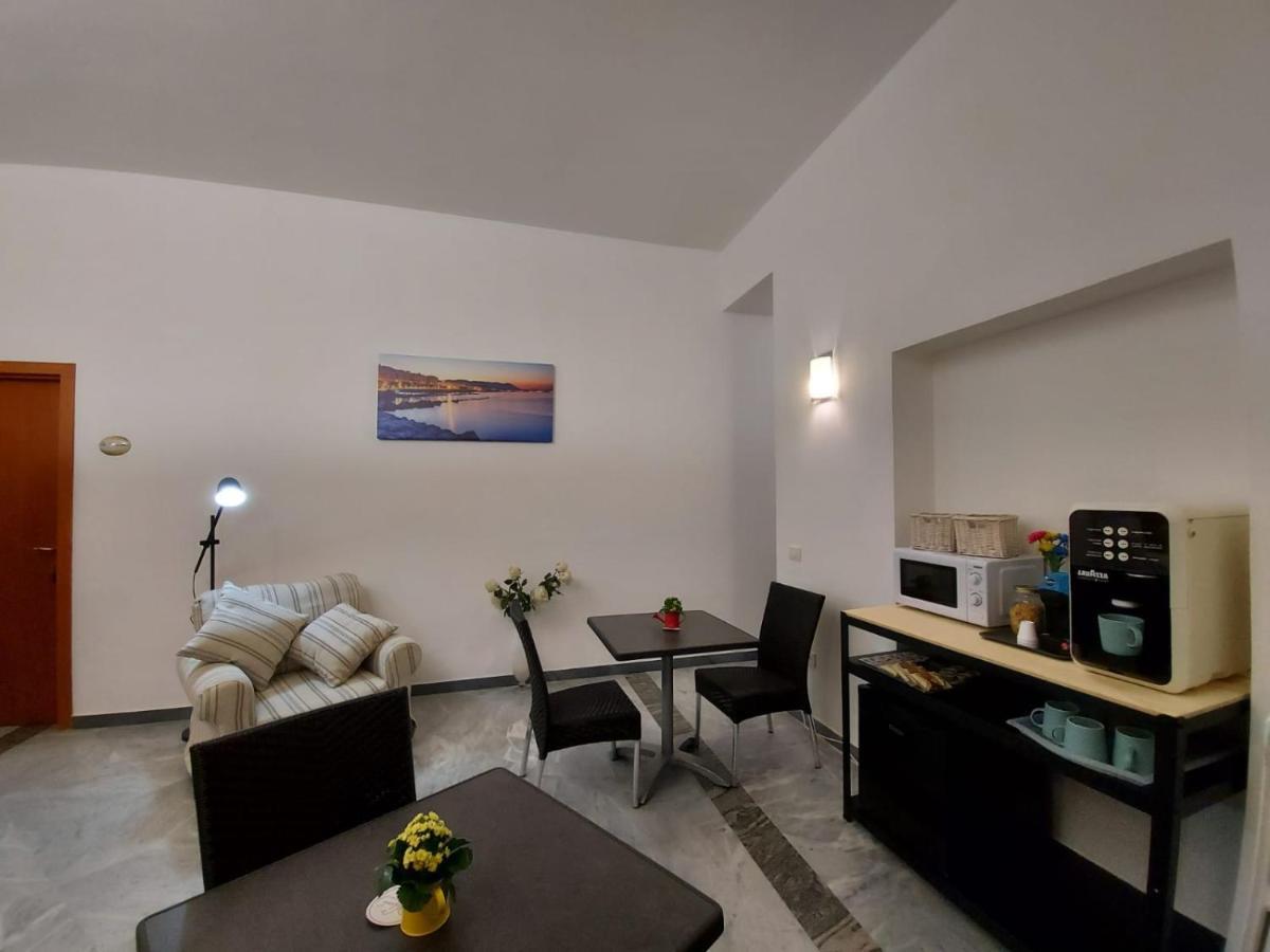 Bed and Breakfast Le Ginestre In Centro Salerno Exterior foto